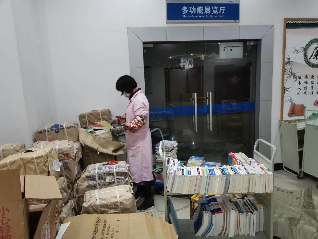 5.吴燕青老师开包验收图书