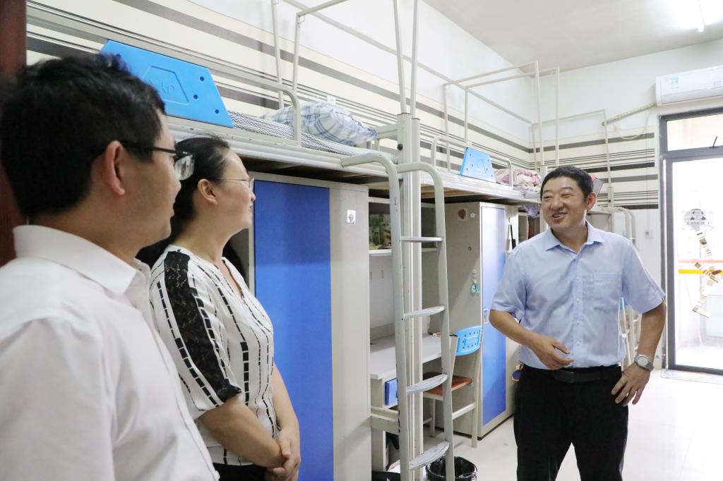 学校领导深入军训现场慰问承训教官及参训学生-广西科技大学